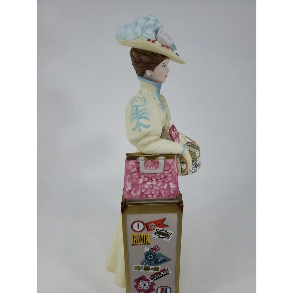 Avon Mrs Albee Award Figurine Statue 2002 in Box Representative President's Club